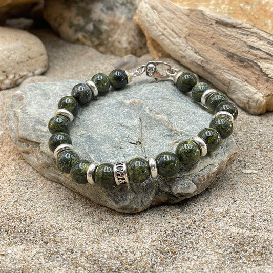 Bracelet homme BAD POISON – perles de serpentine de Russie 10 mm, donuts Pitch & Néo® argent 925 et fermoir skull