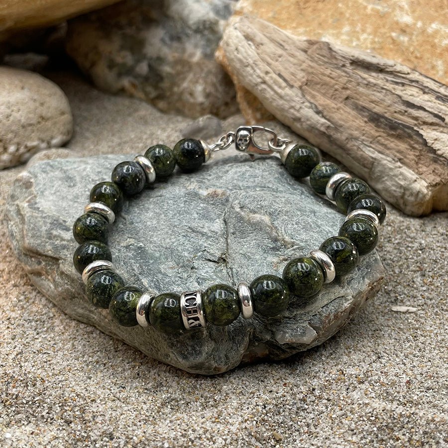 Bracelet homme BAD POISON – perles de serpentine de Russie 10 mm, donuts Pitch & Néo® argent 925 et fermoir skull