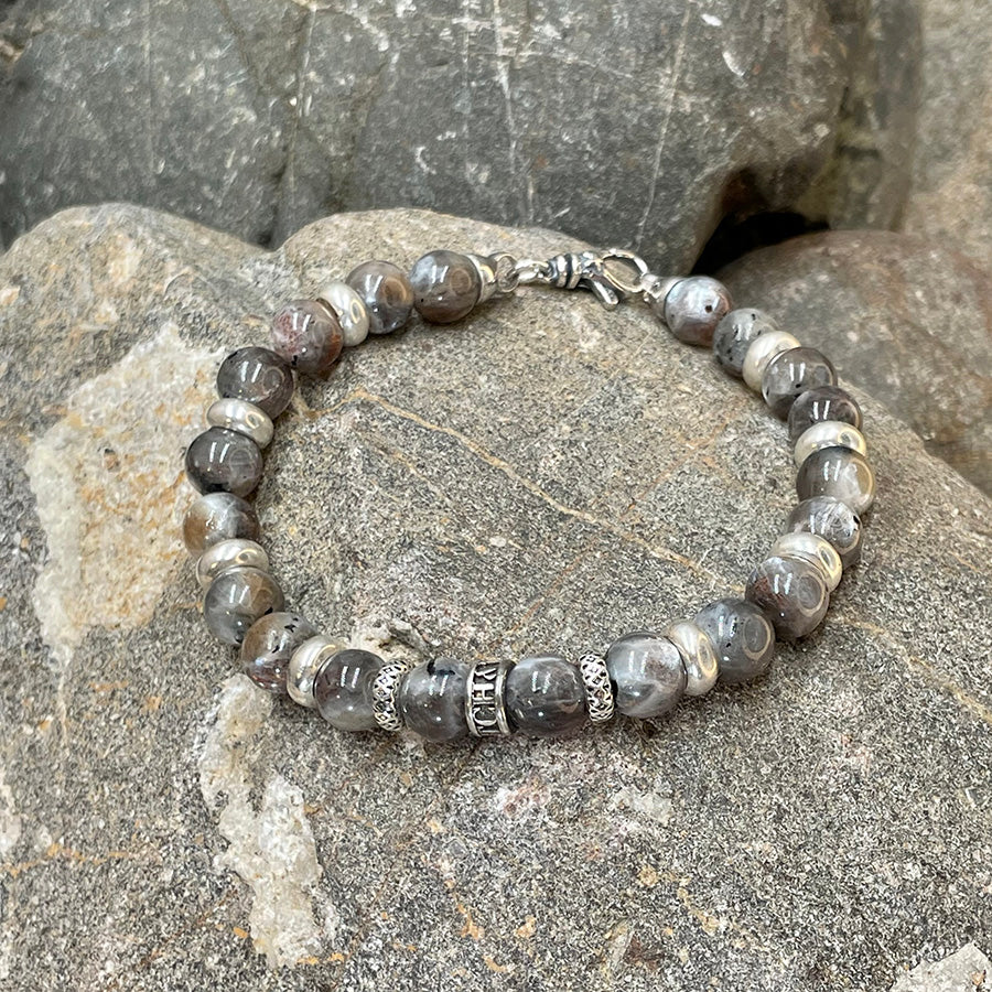 Bracelet homme PRICELESS TROUBLE – perles de pierre de soleil grise 8 mm, donut argent 925 et fermoir mousqueton