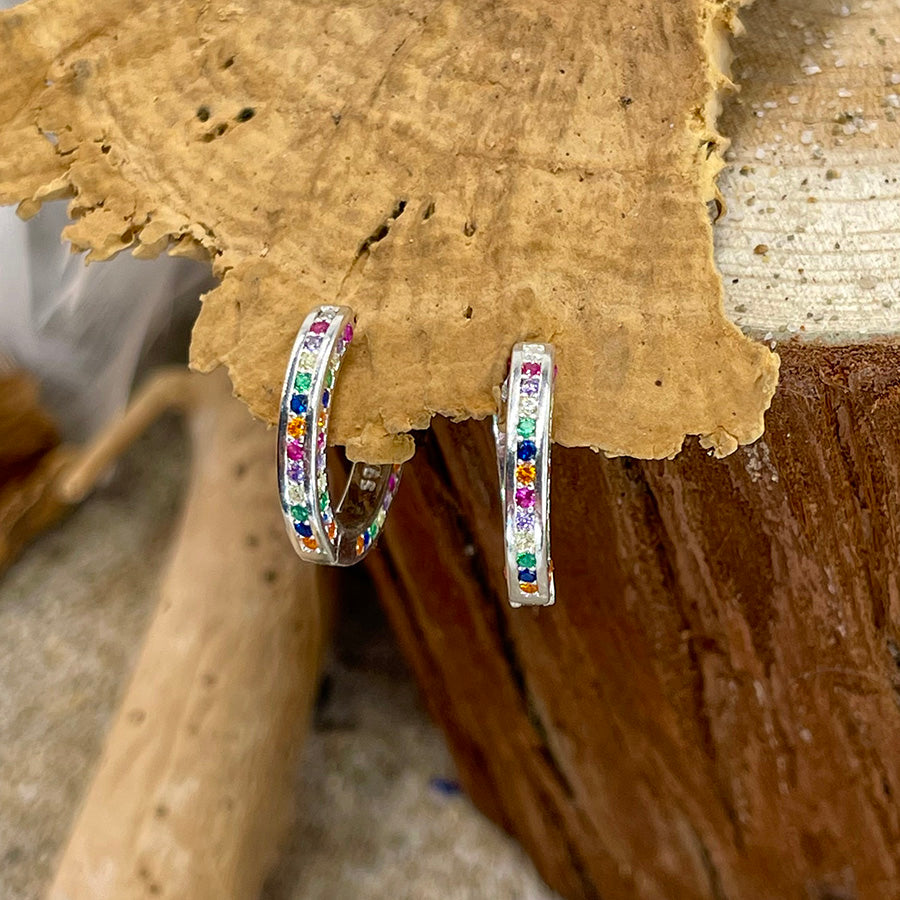 Boucles d’oreilles femme PLAY DIRTY, SHINE MORE – mini créoles 14 mm, zircons multicolores sertis intégralement et argent 925