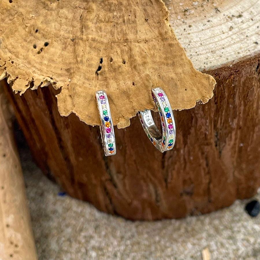 Boucles d’oreilles femme PLAY DIRTY, SHINE MORE – mini créoles 14 mm, zircons multicolores sertis intégralement et argent 925