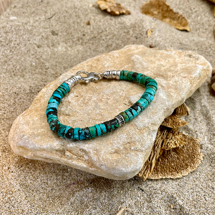 PEACOCK BRACELET SURFEUR HOMME EN PERLES HEISHI DE TURQUOISES NATURELLES AVEC FERMOIR ET INTERCALAIRES EN ARGENT 925
