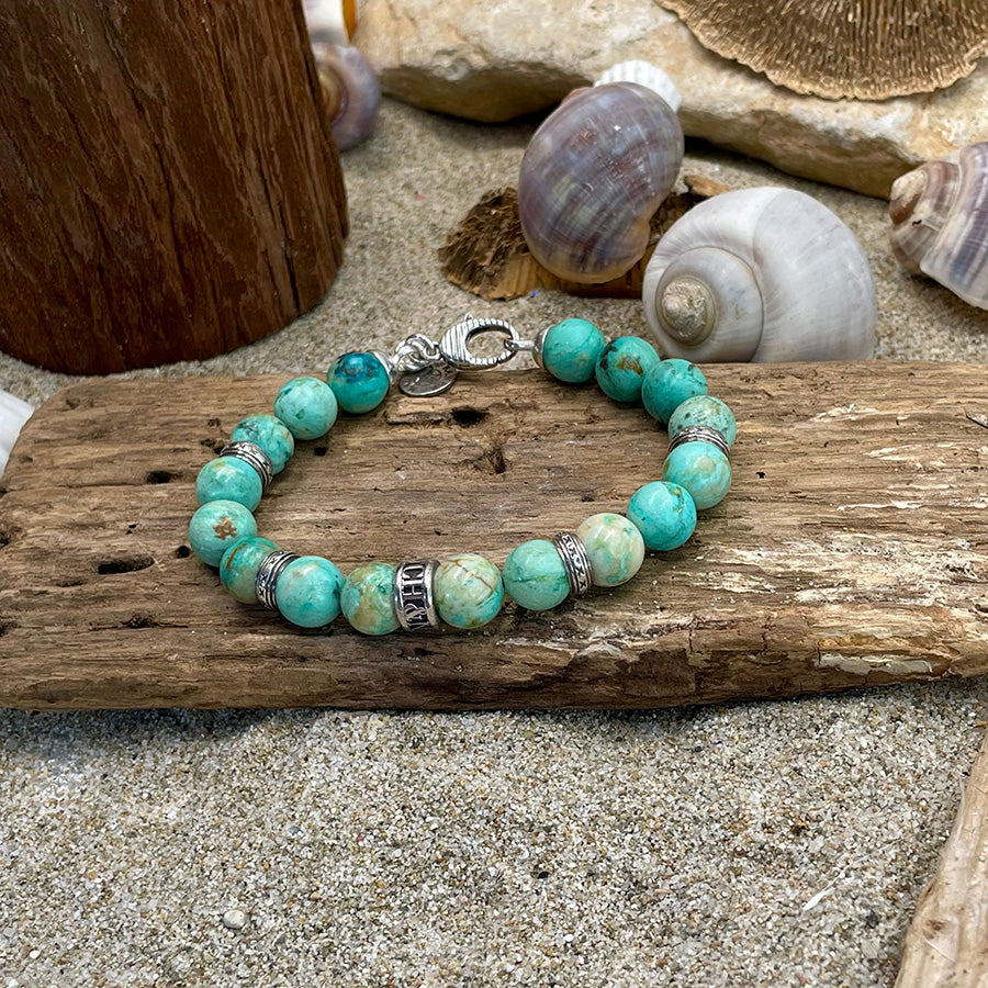 Bracelet homme AQUAHOLIC – perles de turquoise du Pérou 10 mm, donut central, fermoir mousqueton oversize strié et argent 925