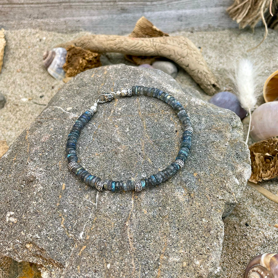 Bracelet homme surfeur MOON SWELL – perles heishi de labradorite 6 mm, intercalaires et fermoir mousqueton en argent 925