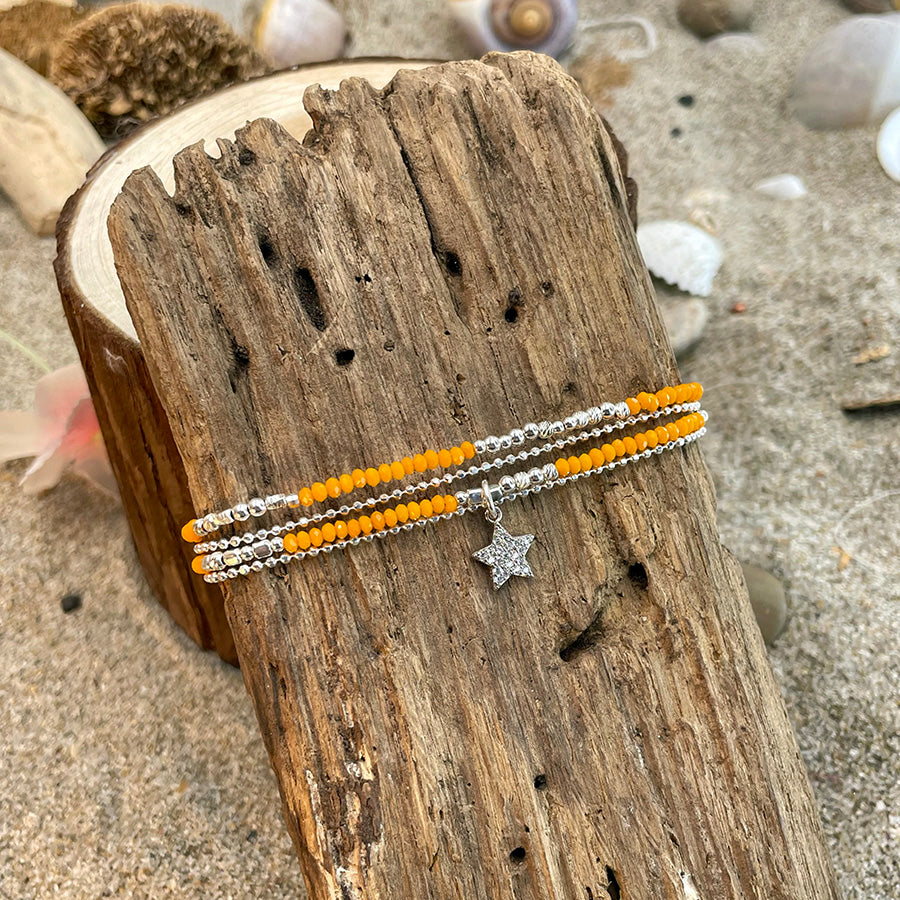 ALABAMA SLAMMER BRACELET MULTI-RANGS EN PERLES DE CORAIL BAMBOU ORANGE ET PENDENTIF ÉTOILE À CINQ BRANCHES PAVÉ DE ZIRCONS EN ARGENT 925