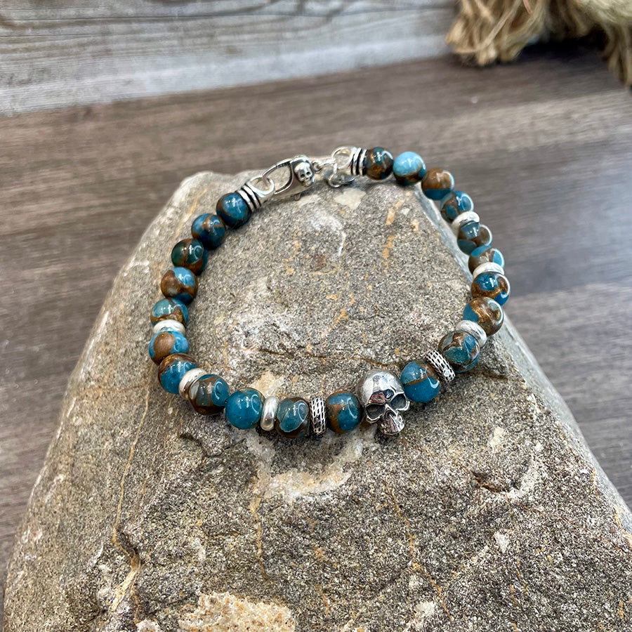 Bracelet homme MOSAIC BONES – perles de quartz mosaïque 8 mm, tête de mort artisanale et fermoir mousqueton argent 925