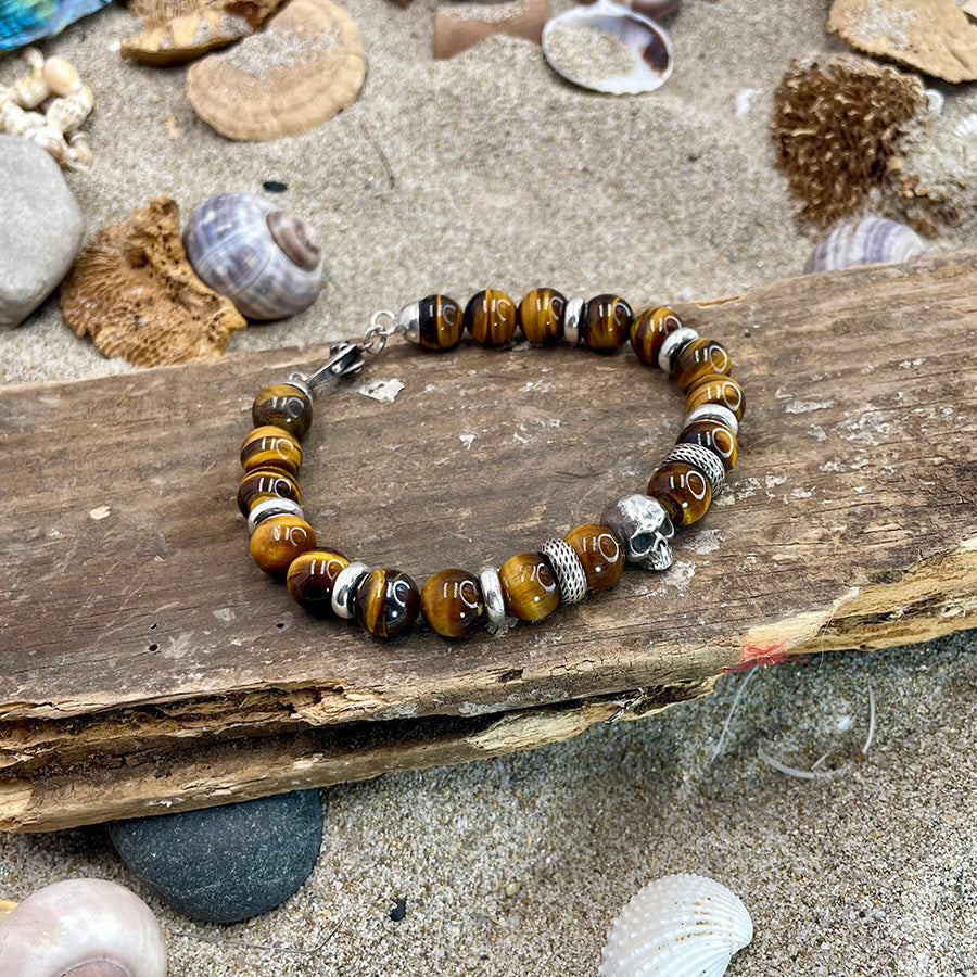 Bracelet homme GASOLINE KISSES – perles d’œil de tigre 10 mm, tête de mort argent 925 et fermoir mousqueton