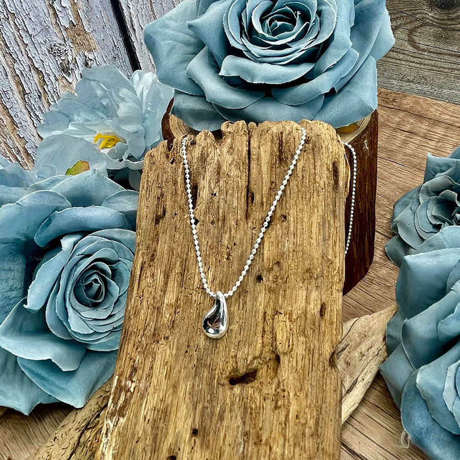 collier femme NOT CRYING, JUST SHINING – pendentif goutte sculpturale en argent 925 et chaîne boules facettées scintillantes