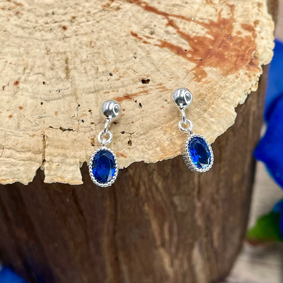 Boucles d’oreilles femme BLUE JOB – clous argent 925 et pendentifs zircon bleu façon saphir, serti milgrain