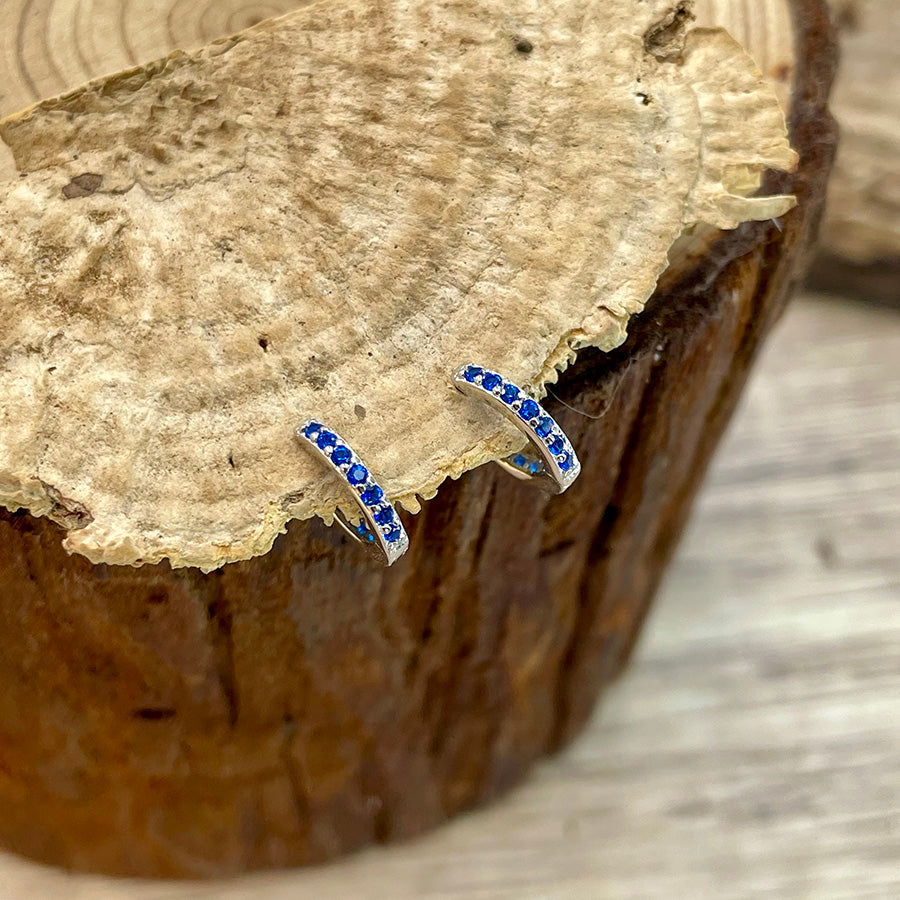 Boucles d’oreilles femme BLUE GOSSIP – créoles rondes 11 mm, zircons bleus façon saphir et argent 925