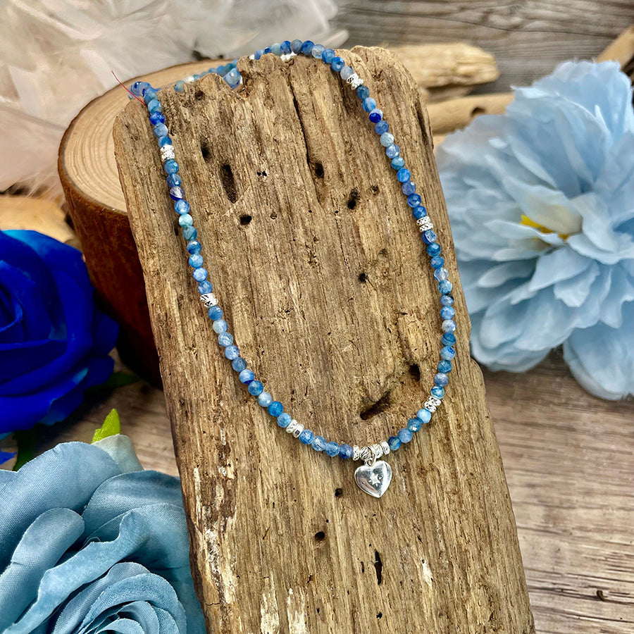 Collier femme STARLIT HEART – perles de cyanite facettée, pendentif cœur étoilé et argent 925