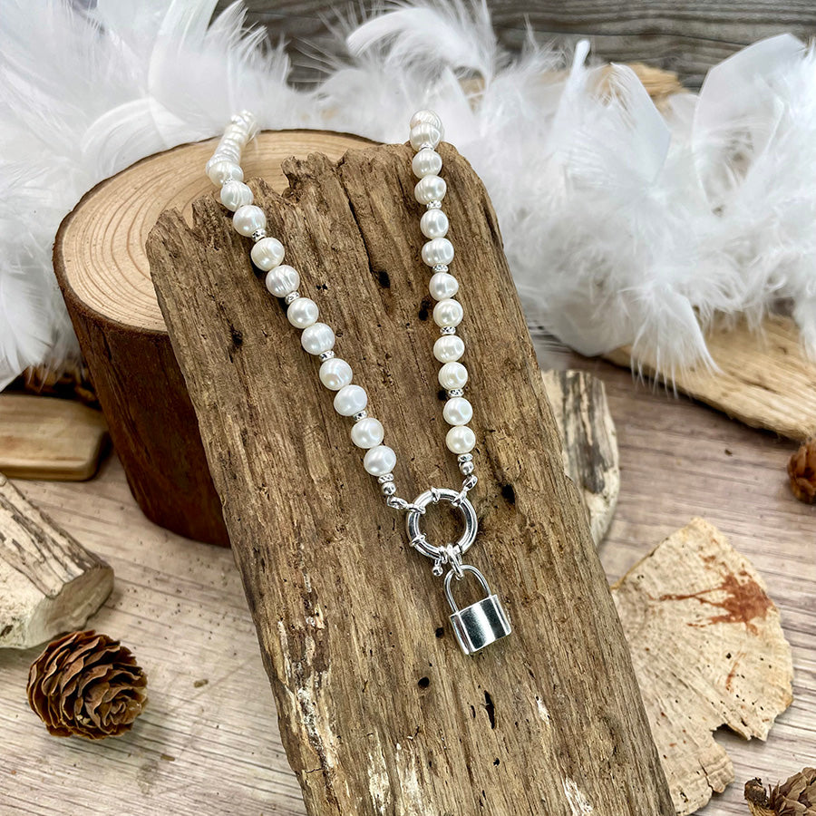 Collier femme LOCK ME UP IN STYLE – perles boules de culture et pendentif cadenas argent 925 fermoir bouée oversize