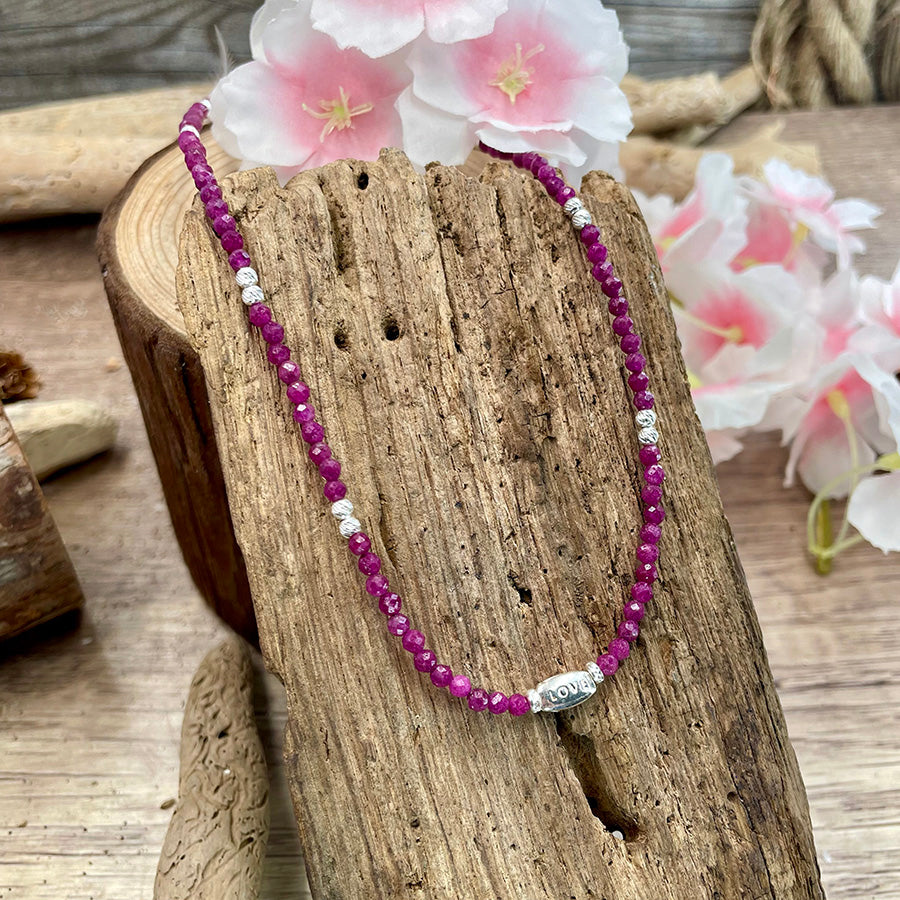Collier femme LOVE ON THE ROCKS – perles de rubis facettées, pendentif LOVE et argent 925