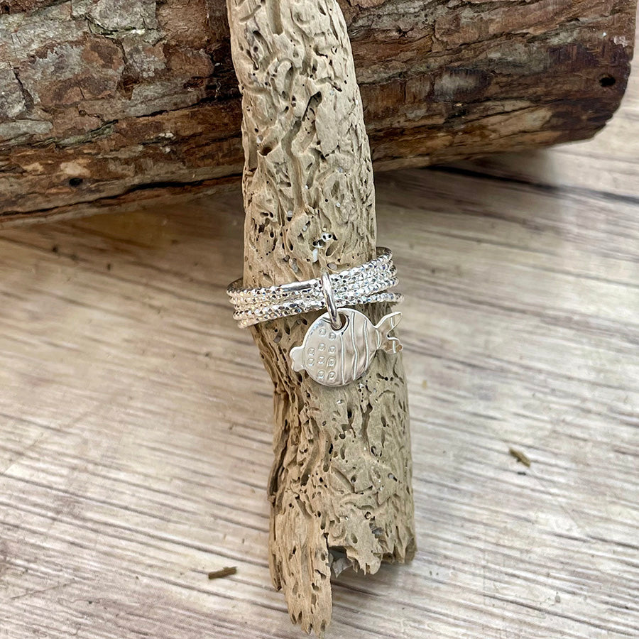 Bague femme SPLASH ME, IF U DARE – argent 925, multi-anneaux facettés et pendentif poisson gravé