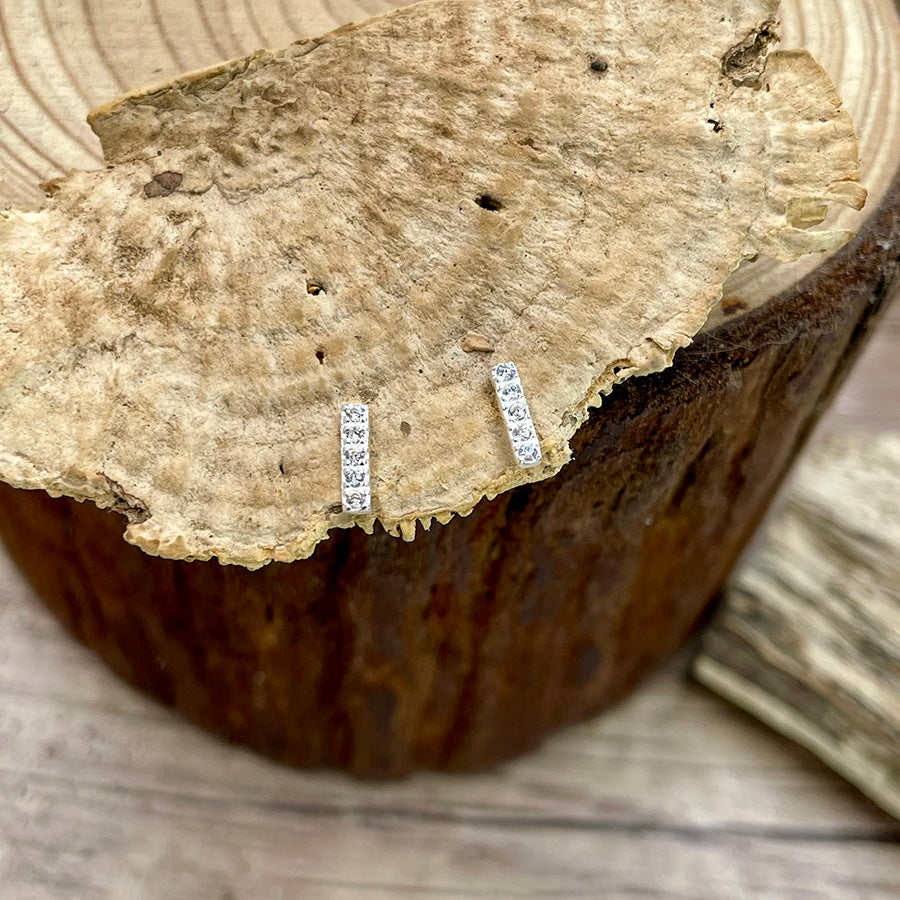 Boucles d’oreilles femme BITCH STAY STRAIGHT – clous barrettes pavées zircons façon diamant et argent 925