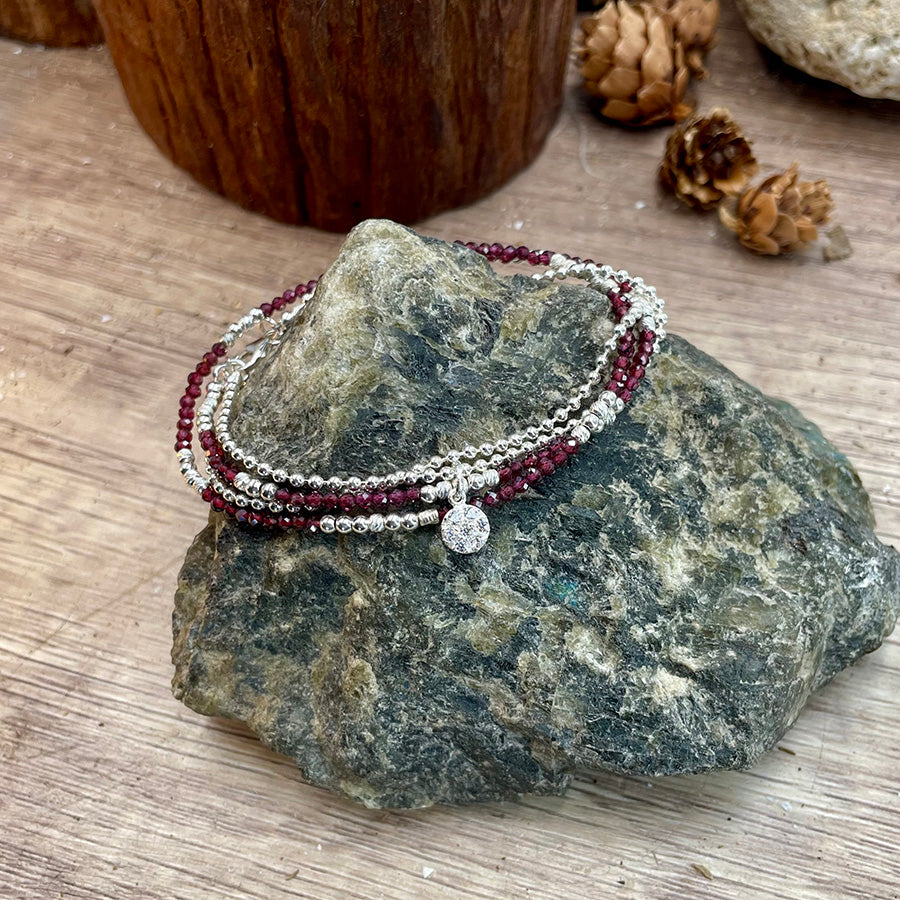 Bracelet femme multi-rang RED LIPS & BITCHY – perles de grenat, pendentif pavé zircons et argent 925