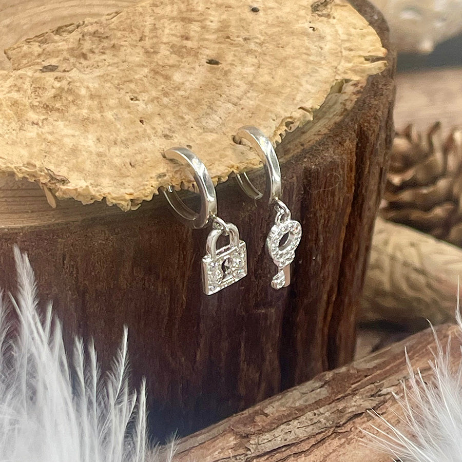 Boucles d’oreilles femme créoles UNLOCK ME BABY – pendentifs clé et cadenas zircons et argent 925
