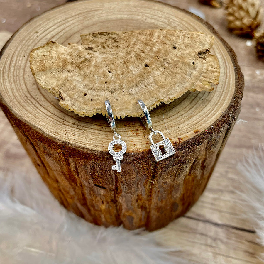 Boucles d’oreilles femme créoles UNLOCK ME BABY – pendentifs clé et cadenas zircons et argent 925