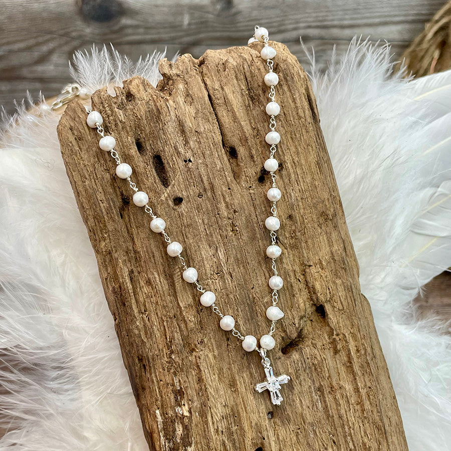 Collier femme PRAY & SLAY – chaîne rosaire perles de culture, pendentif croix zircons baguette et argent 925