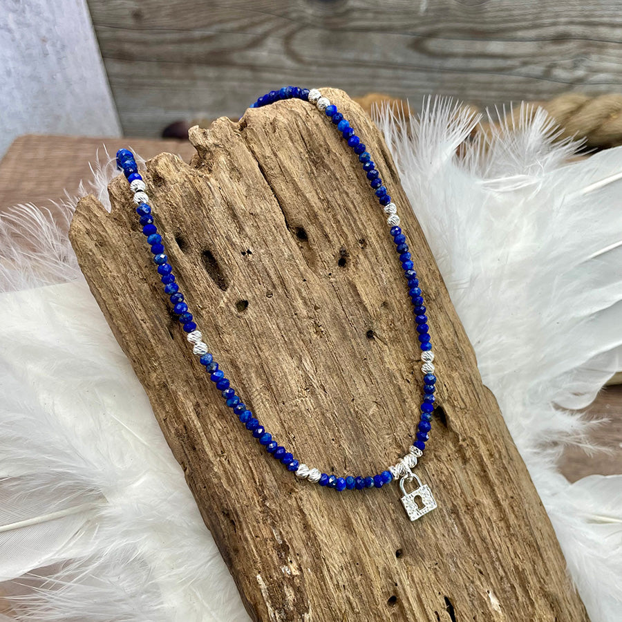 Collier femme DO NOT UNLOCK – perles de lapis lazuli, cadenas zircon et perles diamantées argent 925