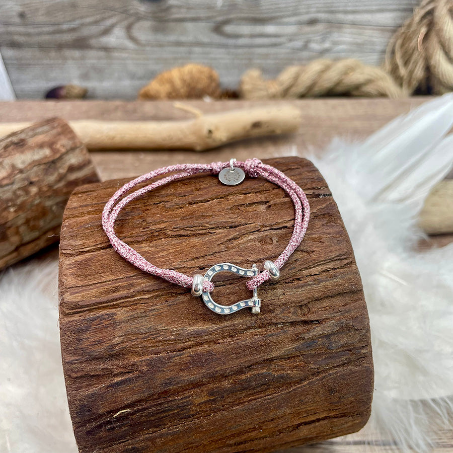 Bracelet femme DON’T LUCK AROUND, GUYS – cordon lurex pailleté rose, pendentif fer à cheval gravé en argent 925, fermoir nœud coulissant.
