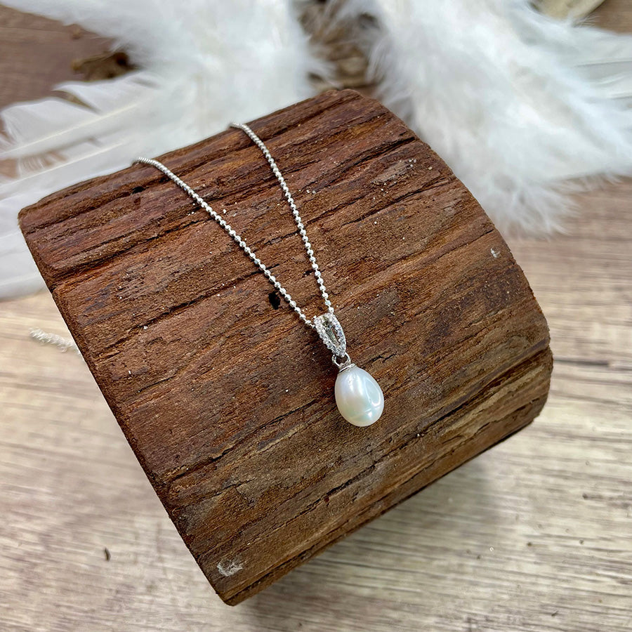 PURE GRACEFUL COLLIER CHAÎNE BOULES DIAMANTÉES ET PENDENTIF AVEC BÉLIÈRE PAVÉE DE ZIRCONS ET PERLE DE CULTURE EN ARGENT 925