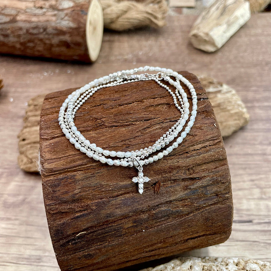 SPREAD THE PEACE BRACELET MULTI RANGS EN PERLES DE CULTURE AVEC CHAÎNE BOULES ET PENDENTIF CROIX PAVÉ DE ZIRCONS EN ARGENT 925
