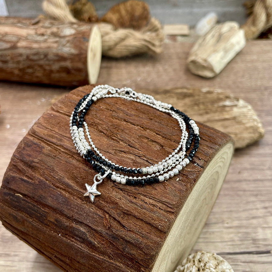 SHOOTING STAR BRACELET MULTI-RANGS EN PERLES DE SPINELLE AVEC PENDENTIF ÉTOILE A CINQ BRANCHES EN ARGENT 925