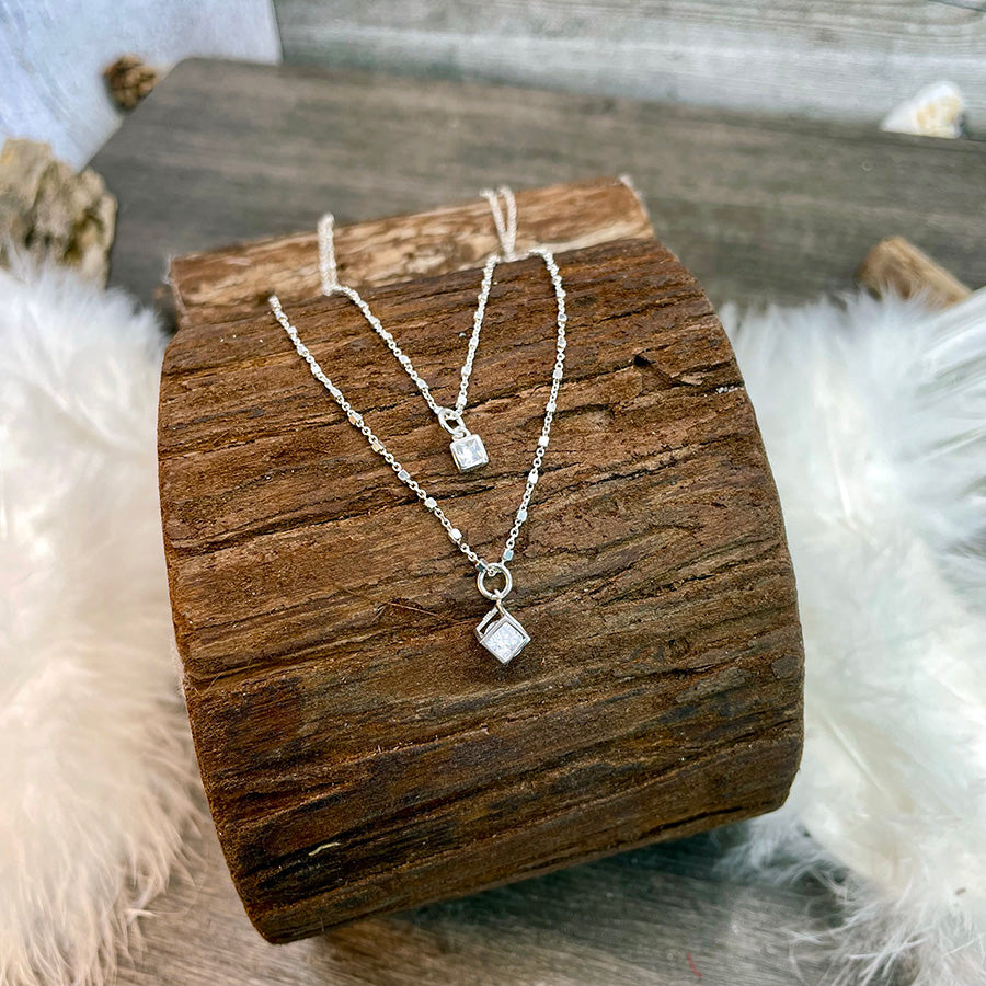 Collier femme CAGE ME IF YOU DARE – double rang zircon façon diamant en cage ajourée et carré facetté, chaînes forçat cubes facettés en argent 925