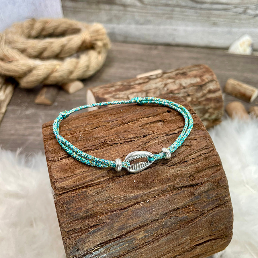 CAURI BRACELET CORDON SCINTILLANT LUREX VERT/TURQUOISE AVEC PENDENTIF INTERCALAIRE COQUILLAGE CAURI EN ARGENT 925