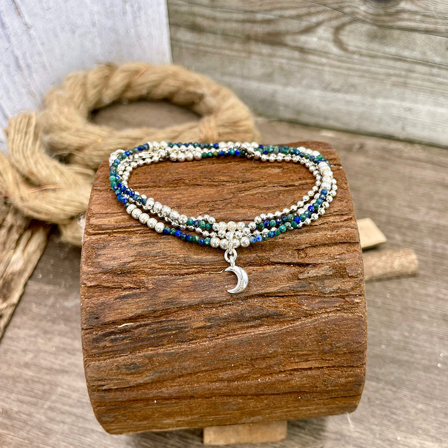 Bracelet femme multi-rang MOON ME HARDER, SHAWTY – perles de chrysocolle, pendentif lune bombée et argent 925