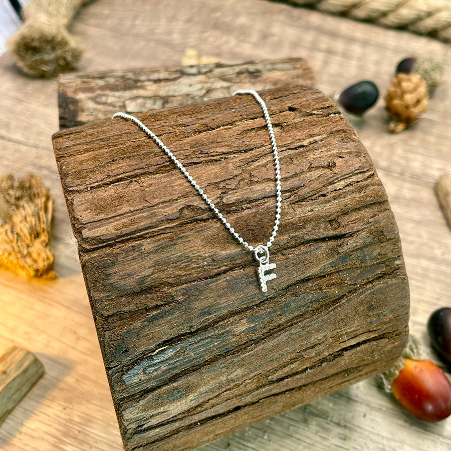 Collier femme CALL ME BY YOUR LETTER – pendentif initiale personnalisable pavée zircons et chaîne boules facettées scintillantes en argent 925