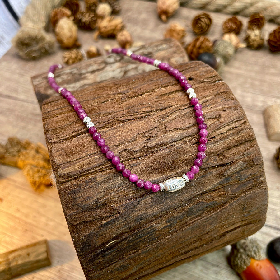 Collier femme LOVE ON THE ROCKS – perles de rubis facettées, pendentif LOVE et argent 925