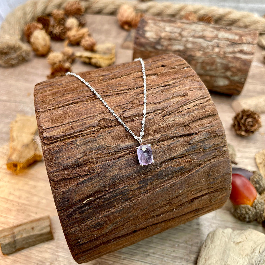 Collier femme PURPLE HAZE en argent 925 – Chaîne maille forçat alternée de cubes & cabochon rectangulaire en améthyste serti griffé