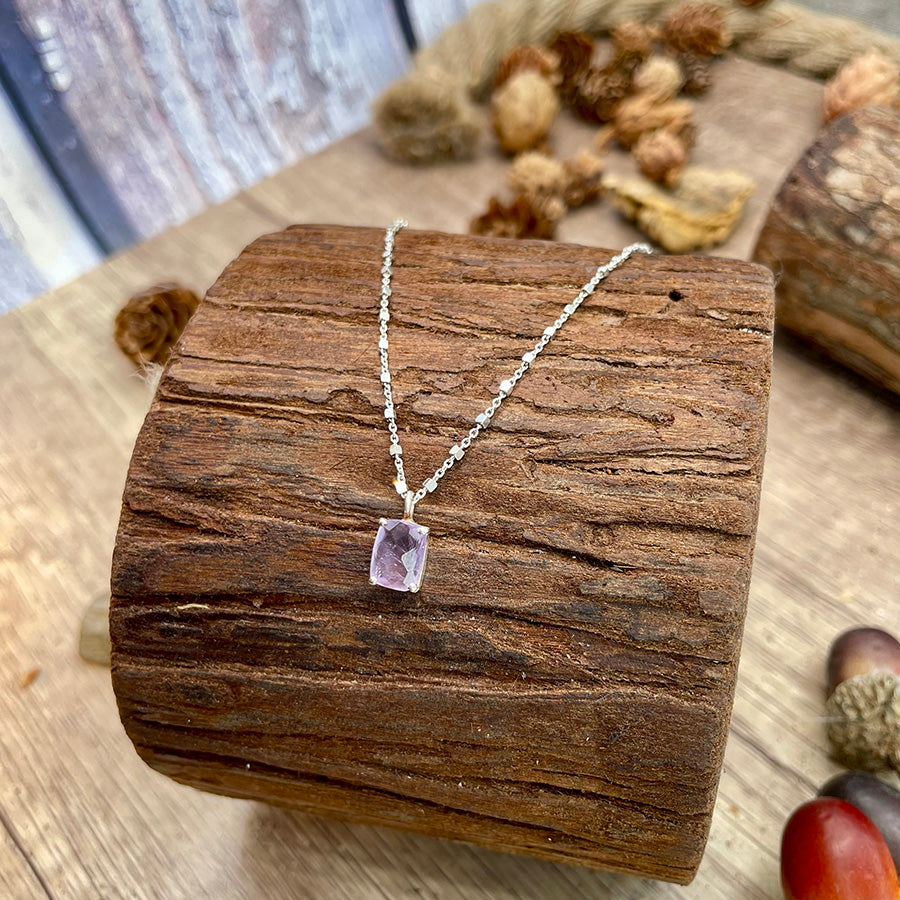 Collier femme PURPLE HAZE en argent 925 – Chaîne maille forçat alternée de cubes & cabochon rectangulaire en améthyste serti griffé