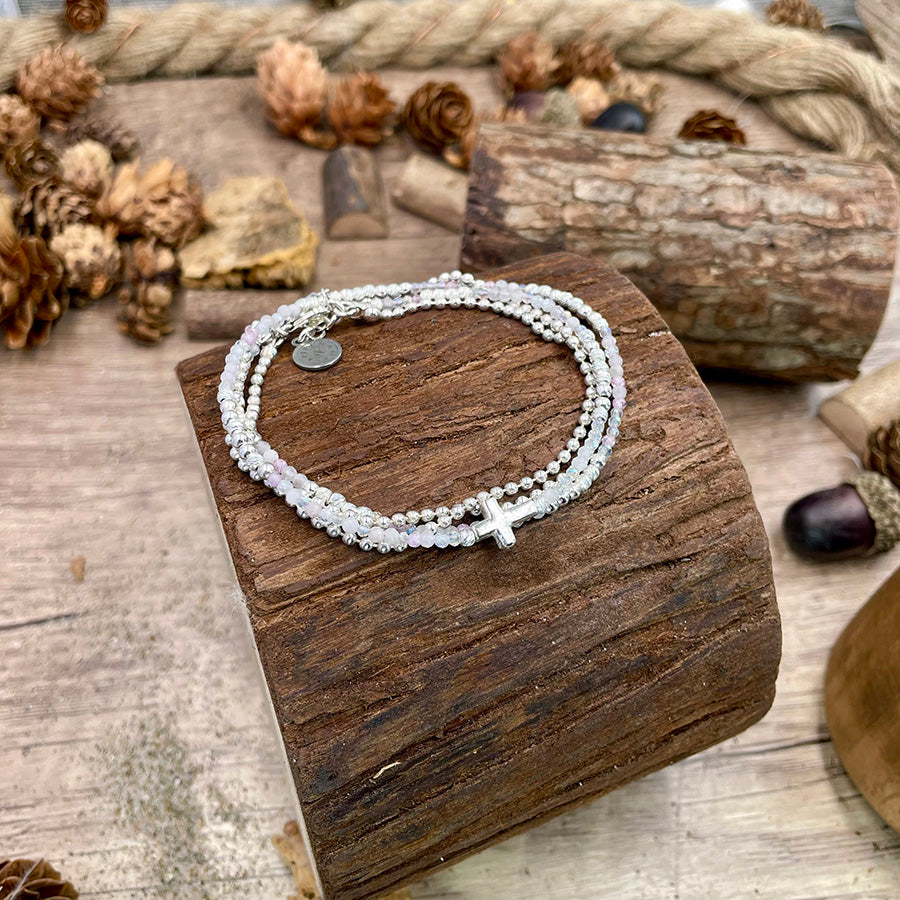 PASTELLO BRACELET MULTI-RANGS EN PERLES DE KUNZITE ET PERLES DE CRISTAL ARC-EN -CIEL AVEC CHAÎNE MAILLE BOULES ET CROIX INTERCALAIRE EN ARGENT 925
