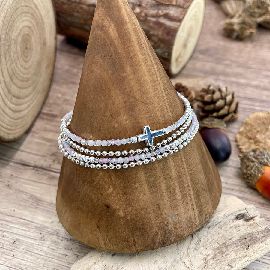 PASTELLO BRACELET MULTI-RANGS EN PERLES DE KUNZITE ET PERLES DE CRISTAL ARC-EN -CIEL AVEC CHAÎNE MAILLE BOULES ET CROIX INTERCALAIRE EN ARGENT 925