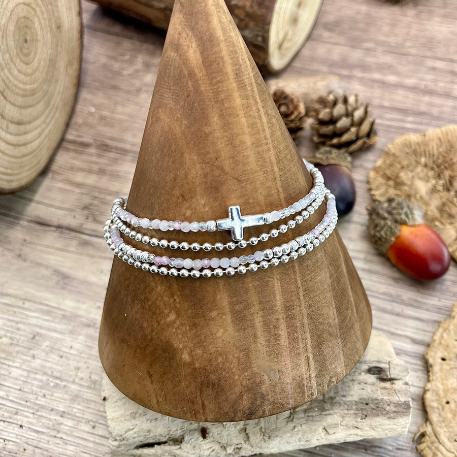 PASTELLO BRACELET MULTI-RANGS EN PERLES DE KUNZITE ET PERLES DE CRISTAL ARC-EN -CIEL AVEC CHAÎNE MAILLE BOULES ET CROIX INTERCALAIRE EN ARGENT 925
