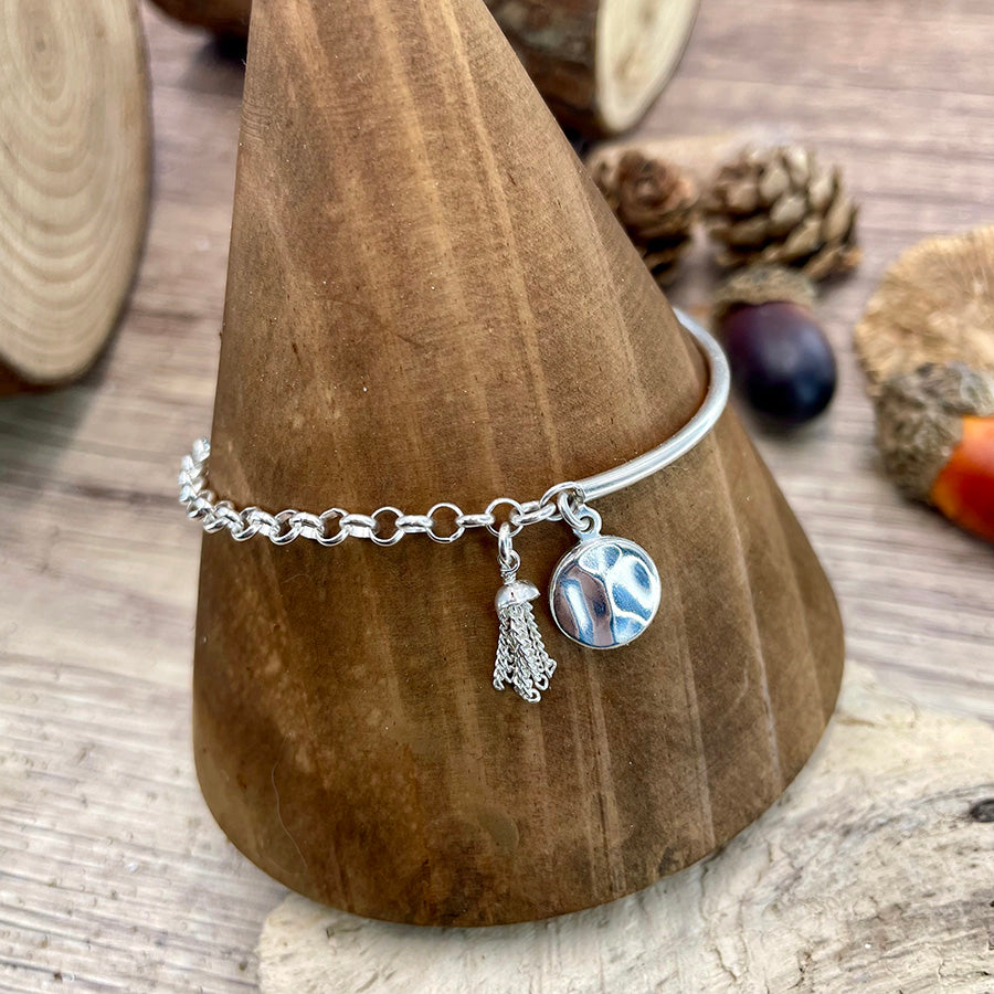 Bracelet femme ROCK MY WRIST – demi-jonc, chaîne jaseron, médaille martelée et pampille en argent 925