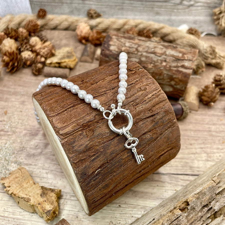 Collier femme DON’T ASK FOR THE KEY – perles de culture véritables, clé baroque et fermoir bouée en argent 925