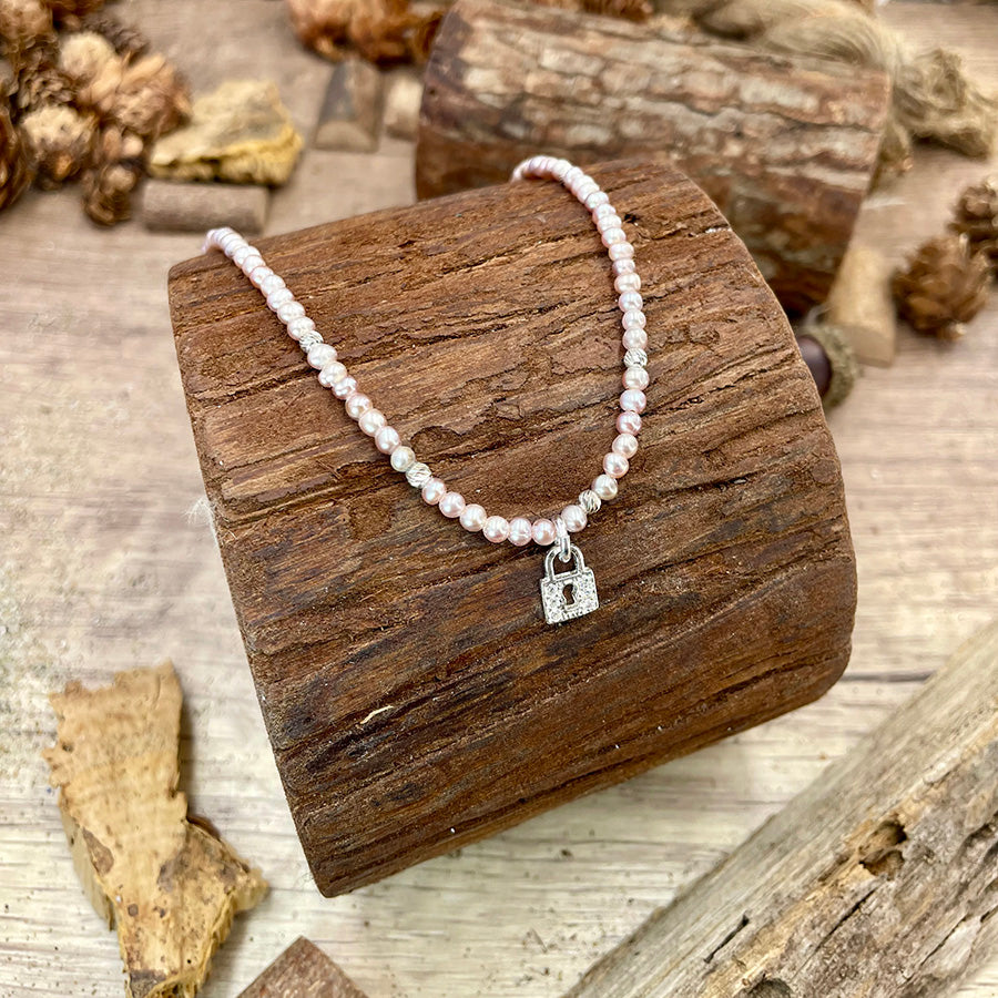 Collier femme PINK BUT NOT SWEET, LOVERS – perles de culture roses 4 mm, cadenas pavé de zircons en argent 925