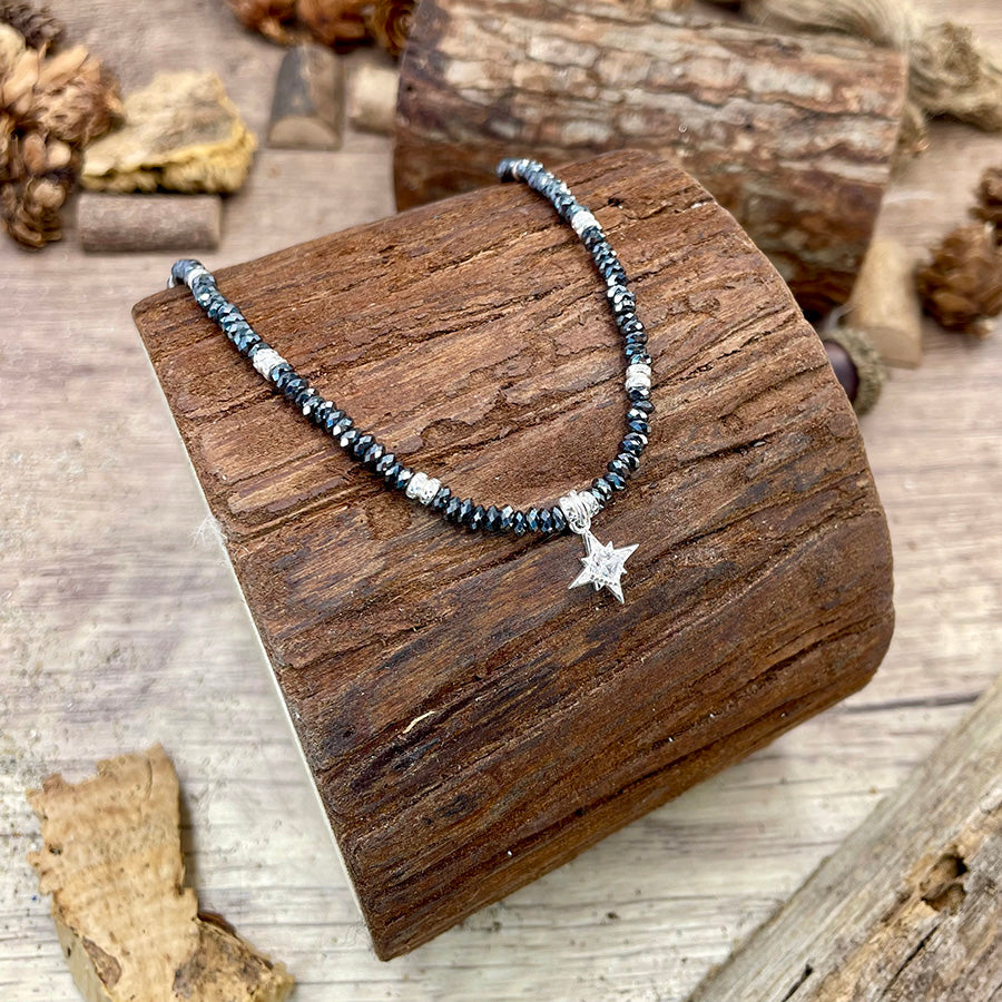 Collier femme DON’T FOLLOW ME, HANDSOME – rondelles d’hématite facettées, étoile du Nord pavée et argent 925