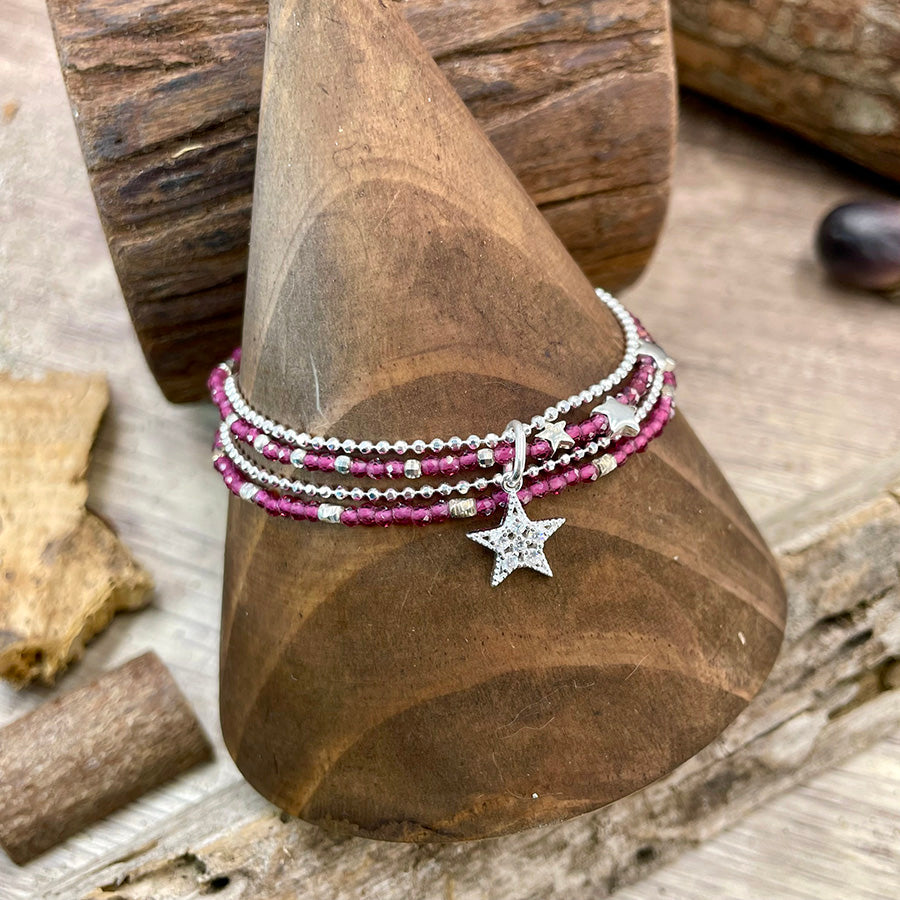 POSITIVE POLE BRACELET MULTI-RANGS EN PERLES DE GRENAT ET CHAÎNE BOULES FACETTÉES AVEC PENDENTIF ÉTOILE PAVÉ DE ZIRCONS EN ARGENT 925