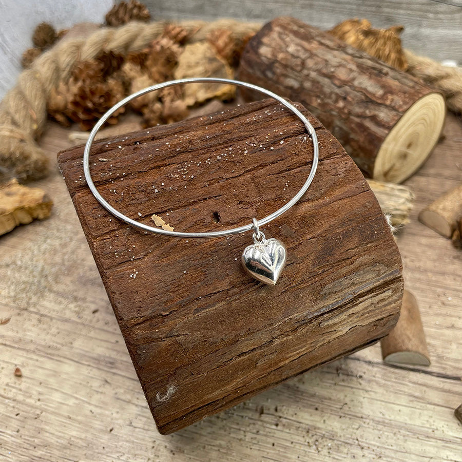 BEAUTIFUL MESS BRACELET JONC AVEC PENDENTIF CŒUR BOMBÉ MASSIF EN ARGENT 925