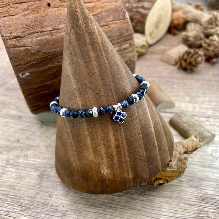 Bracelet femme AFTER MIDNIGHT, CALL MY JEWELER – perles de saphir facettées, pendentif trèfle zircon bleu et argent 925
