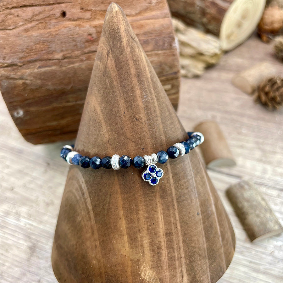 Bracelet femme AFTER MIDNIGHT, CALL MY JEWELER – perles de saphir facettées, pendentif trèfle zircon bleu et argent 925