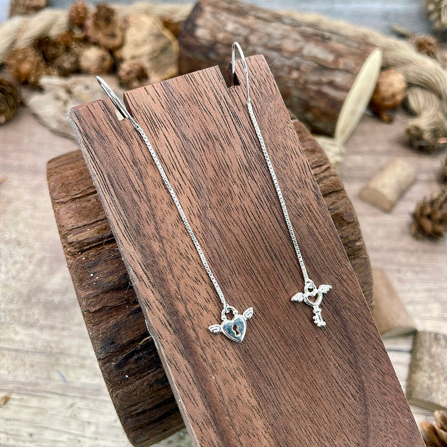 Boucles d’oreilles femme LOVEY-DOVEY à chaînes à enfiler – pendentifs cadenas cœur ailé et clé cœur ailé en argent 925