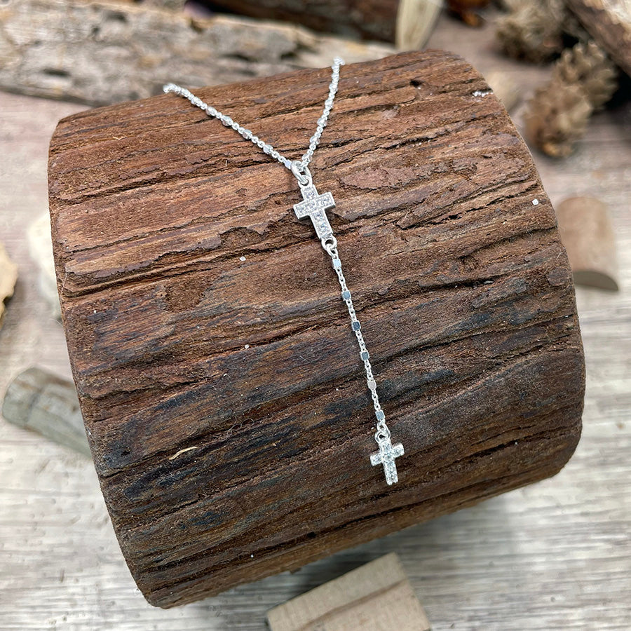 Collier femme KISS & REPENT – chaîne forçat alternée de cubes facettés en argent 925, deux croix pavées de zircons façon diamant, effet Y inversé
