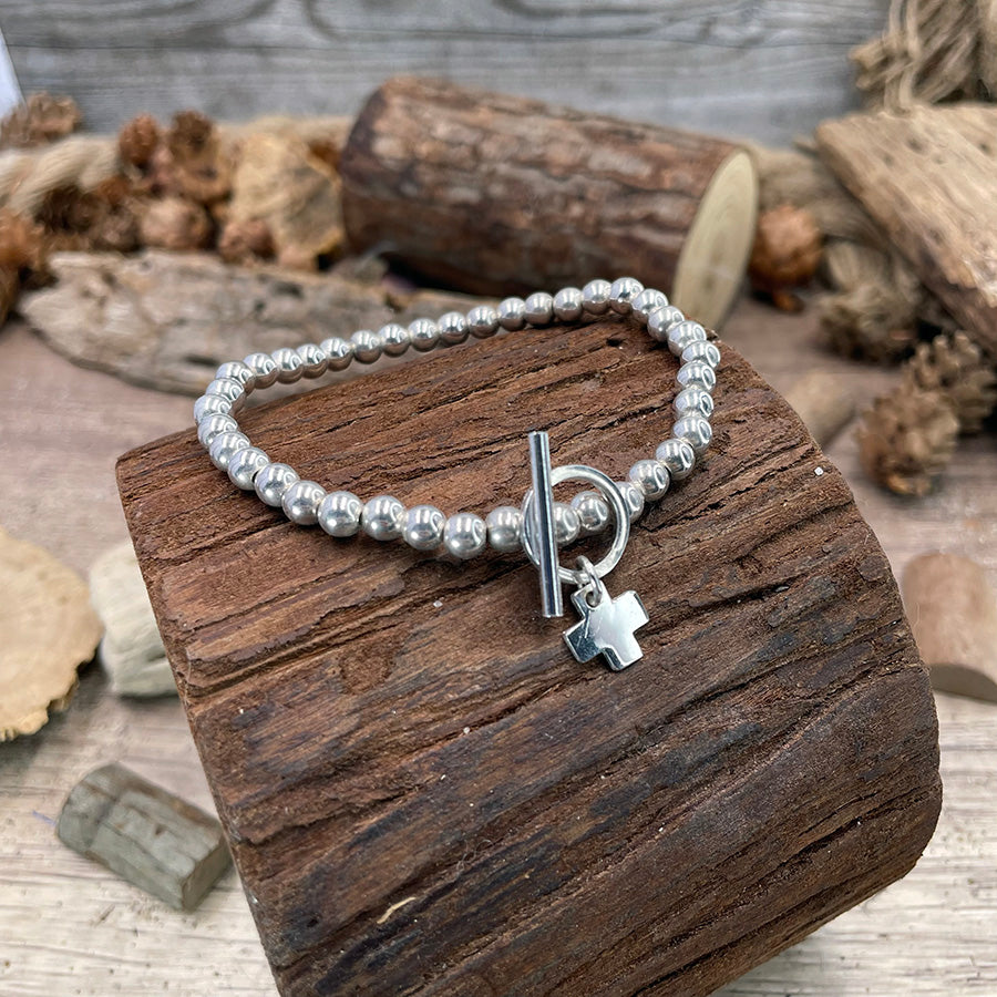 Bracelet femme CROSS ME DARLING – perles boules 5 mm en argent 925, croix personnalisable, fermoir toggle ornemental.