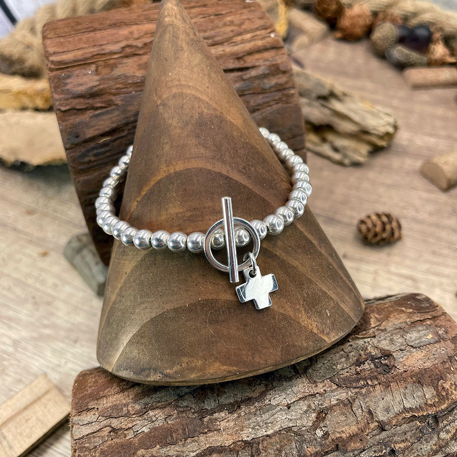 Bracelet femme CROSS ME DARLING – perles boules 5 mm en argent 925, croix personnalisable, fermoir toggle ornemental.